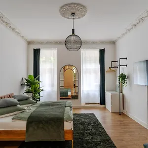 Leben Wie Ein Kreuzberger Altbau Charme Mit Stuck In Bester Kiezlage Apartment